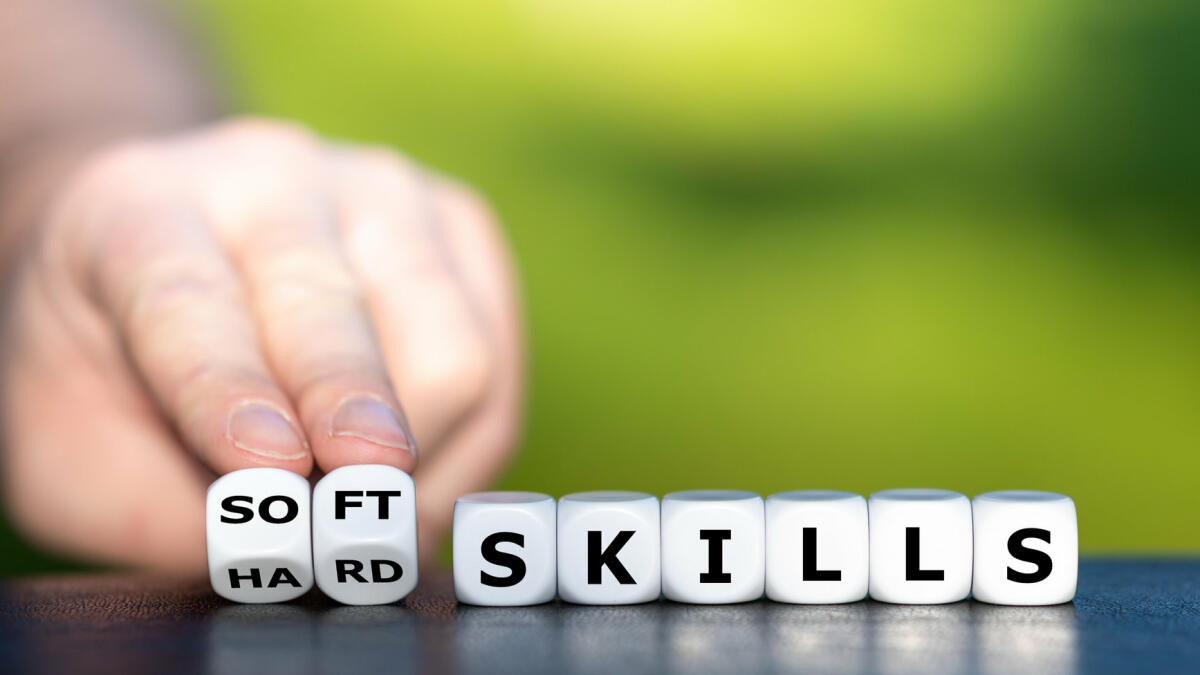 Würfel mit den Worten "Soft-" bzw. "Hard Skills" © Fokusiert / Getty Images