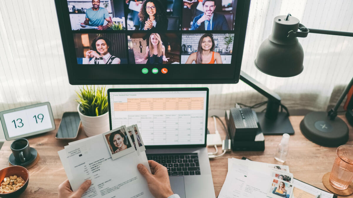 Bewerbungsunterlagen liegen vor Laptop mit Videokonferenz ©  martin-dm / Getty Images