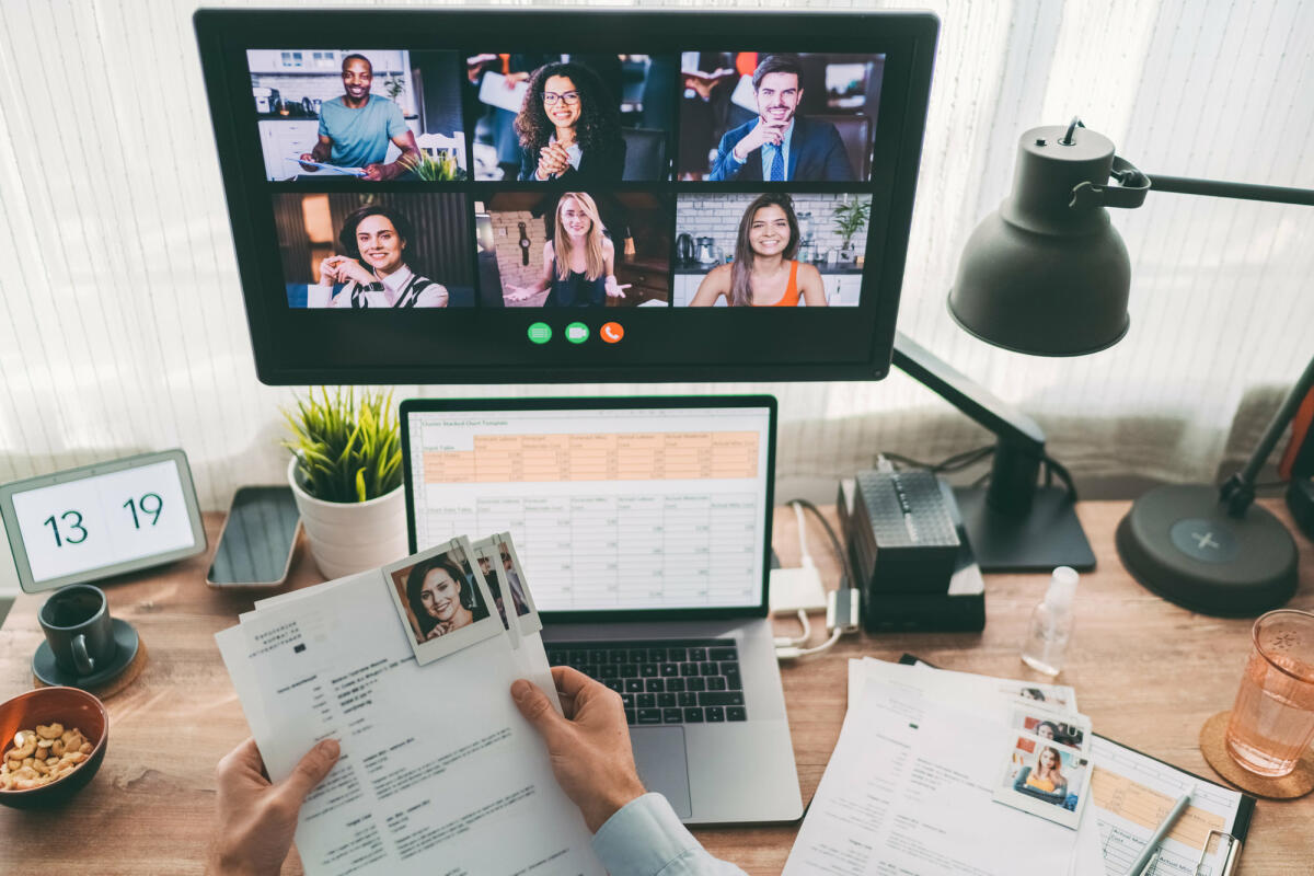 Bewerbungsunterlagen liegen vor Laptop mit Videokonferenz ©  martin-dm / Getty Images