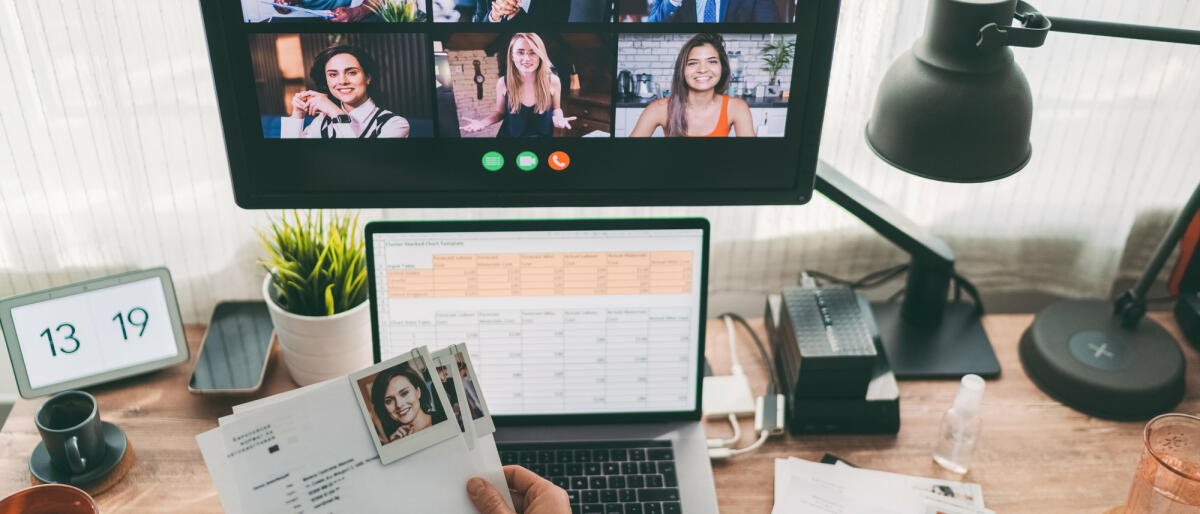 Bewerbungsunterlagen liegen vor Laptop mit Videokonferenz ©  martin-dm / Getty Images