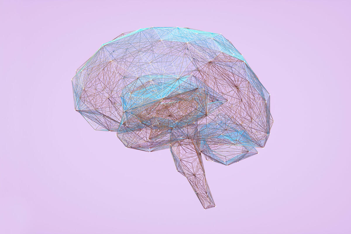 Digital erzeugtes Bild eines netzstrukturierten transparenten Datengehirns aus goldenen Drähten mit leuchtend blauen Rändern vor lila Hintergrund. © Andrey Onufriyenko / Getty Images