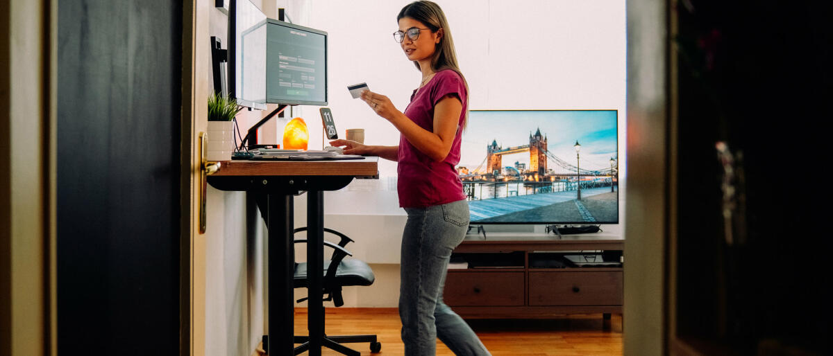 Frau arbeitet auf Laufband an einem Stehschreibtisch © martin-dm / Getty Images