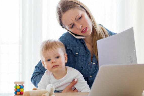 Auch eine kurze Elternzeit kann Frauen bei der Bewerbung schaden