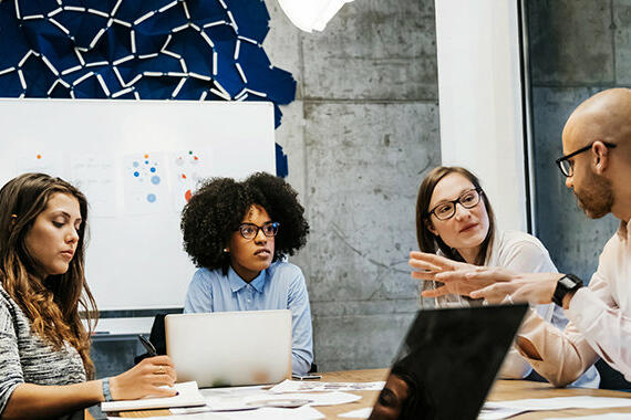 Bewerbung.com - Einfacher bewerben. Erfolgreicher arbeiten.  © Hinterhaus Productions / Getty Images