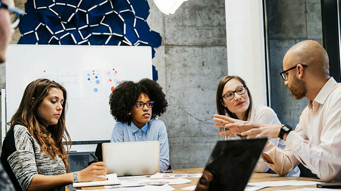 Bewerbung.com - Einfacher bewerben. Erfolgreicher arbeiten.  © Hinterhaus Productions / Getty Images