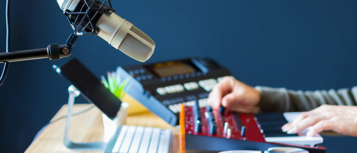 Man sieht die Hände eines Mannes, die auf einem Keyboard spielen. © yanyong / Getty Images