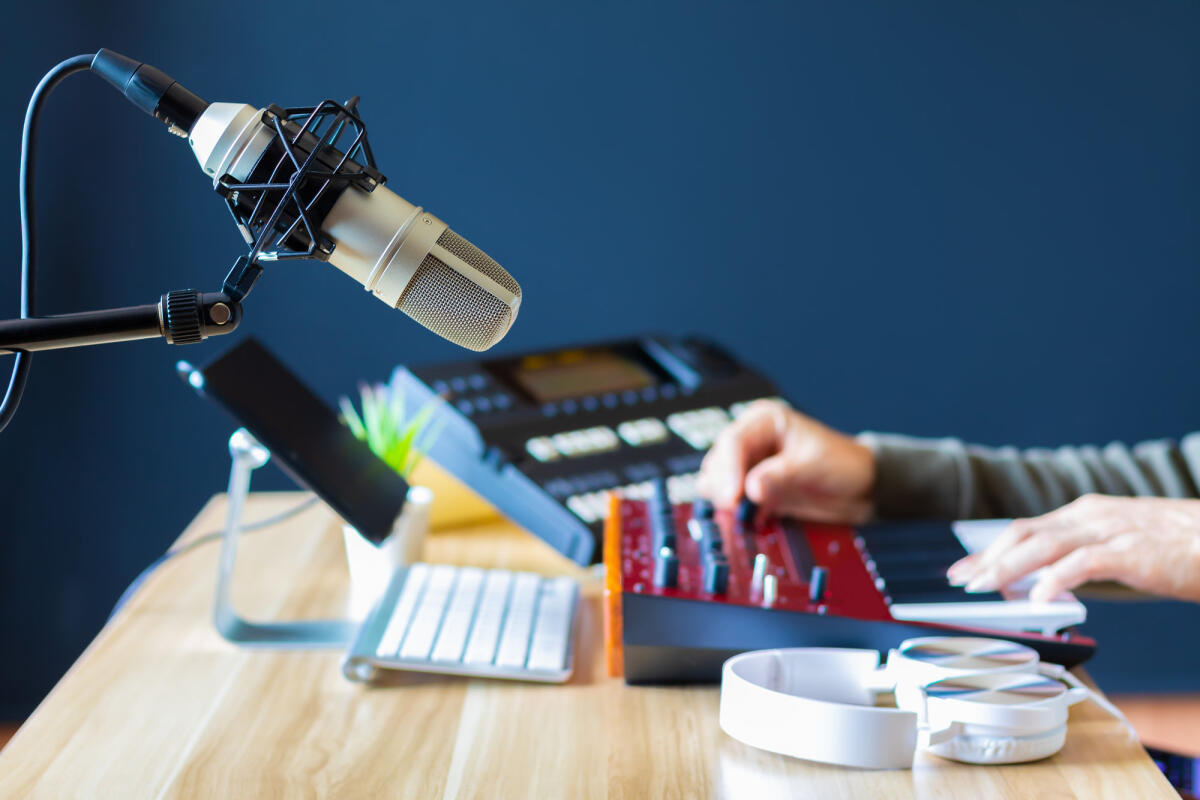Man sieht die Hände eines Mannes, die auf einem Keyboard spielen. © yanyong / Getty Images