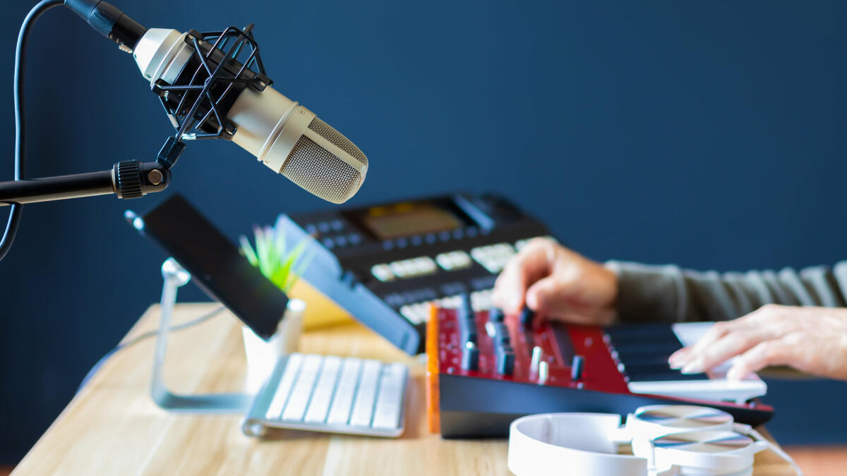 Man sieht die Hände eines Mannes, die auf einem Keyboard spielen. © yanyong / Getty Images