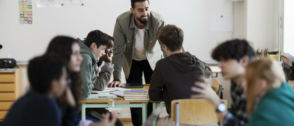 Lehrer unterrichtet in einem Klassenzimmer © Solskin / Getty Images