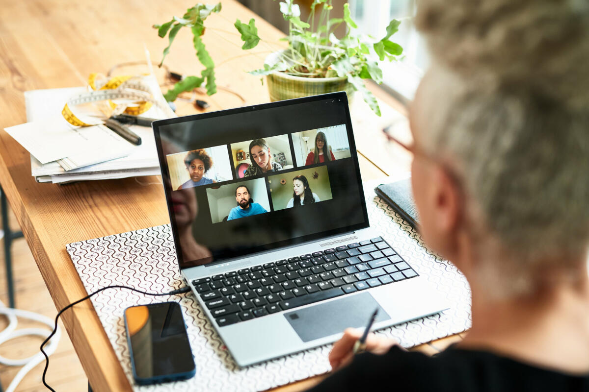 Mann sitzt vor Laptop mit Videokonferenz. © 10'000 Hours / Getty Images