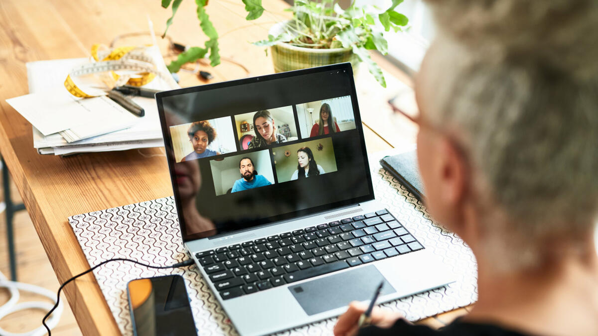 Mann sitzt vor Laptop mit Videokonferenz. © 10'000 Hours / Getty Images