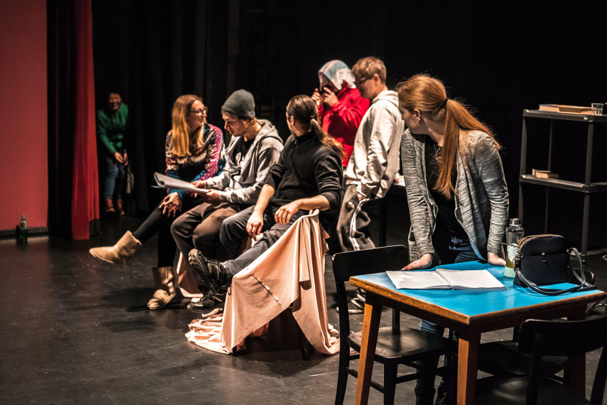 Gruppe von Schauspielern auf der Bühne während der Theateraufführung. © CasarsaGuru/ Getty Images