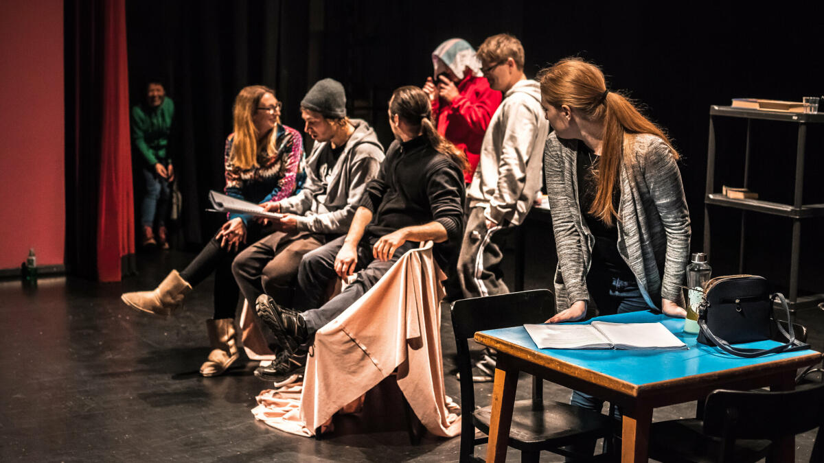 Gruppe von Schauspielern auf der Bühne während der Theateraufführung. © CasarsaGuru/ Getty Images