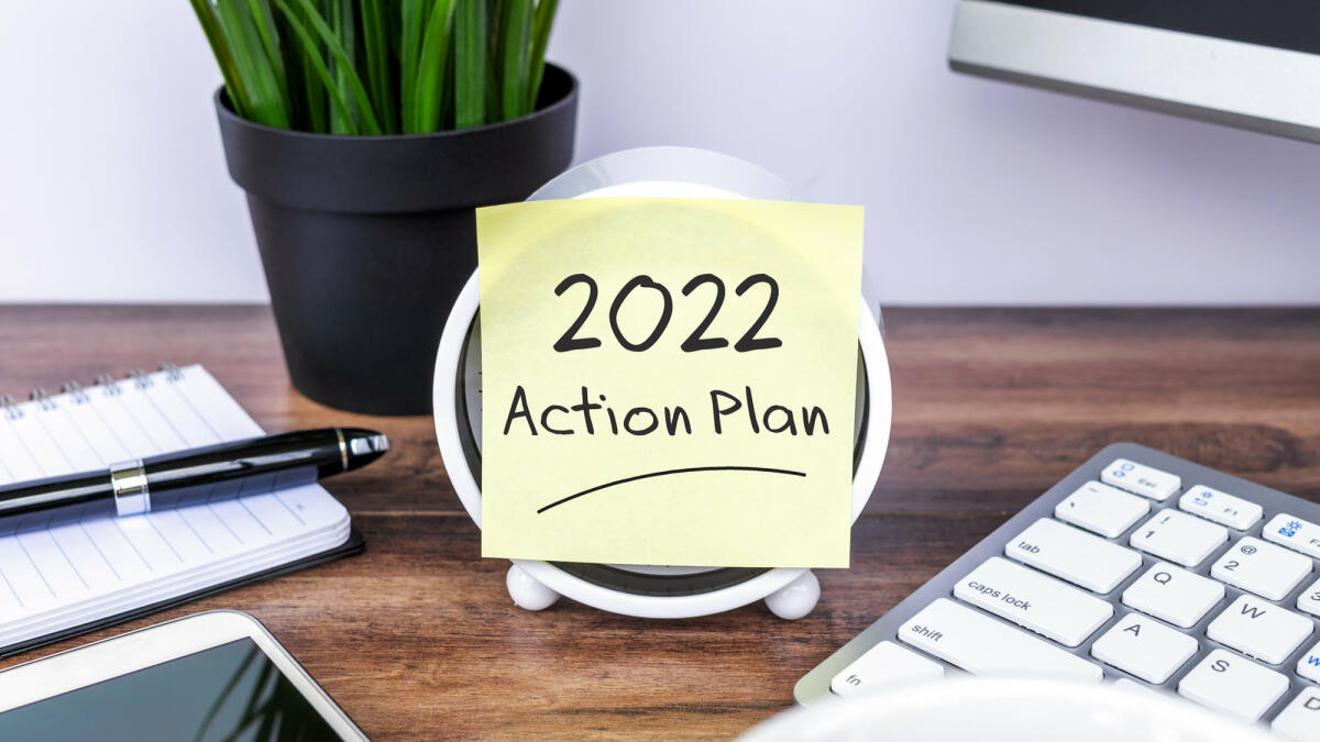 Schreibtisch mit Wecker und Post-It "2022 Action Plan" © Nora Carol Photography / Getty Images