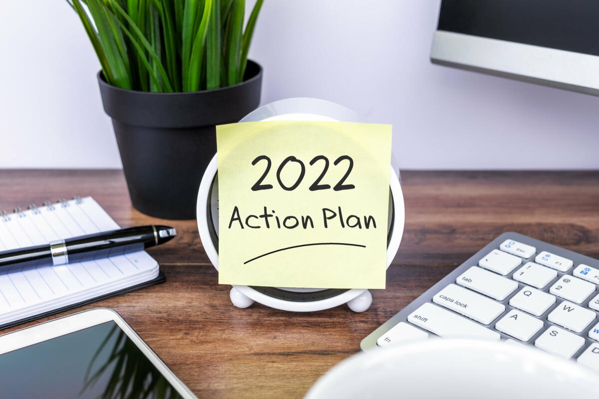 Schreibtisch mit Wecker und Post-It "2022 Action Plan" © Nora Carol Photography / Getty Images