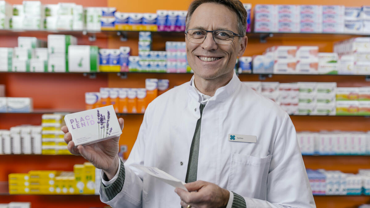 Porträt einer lächelnden Apothekerin mit Tablettenpackung und Rezept in einer Apotheke © Westend61 / Getty Images