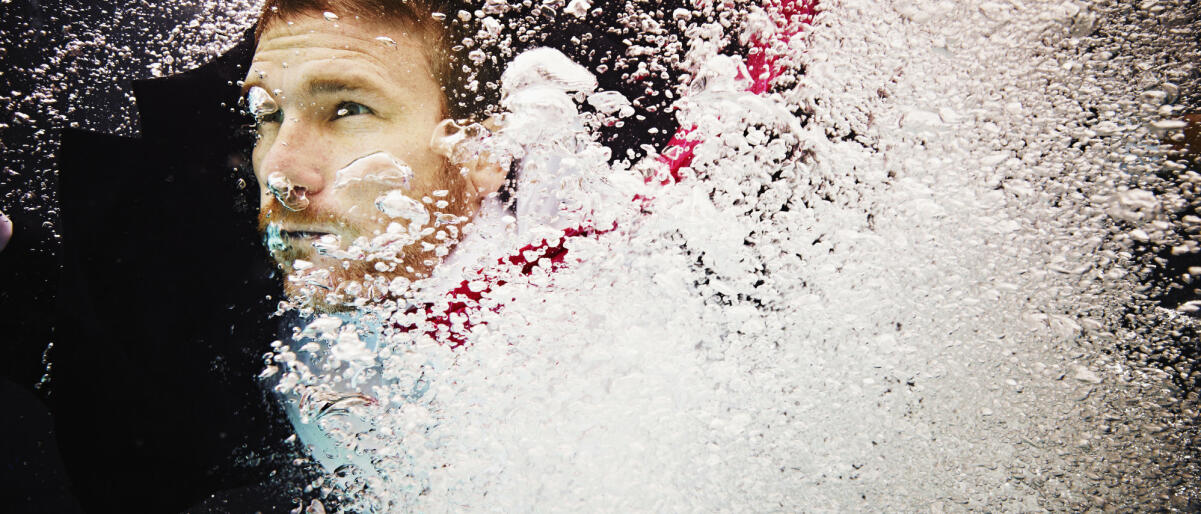 Business-Mann unter Wasser  © Thomas Barwick / Getty Images