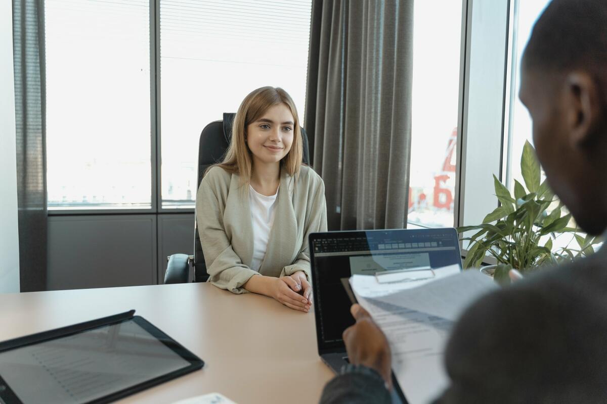 Frau Tisch Vorstellungsgespräch © Tima Miroshnichenko / Pexels