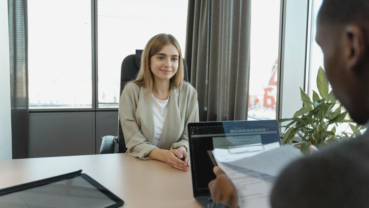 Frau Tisch Vorstellungsgespräch © Tima Miroshnichenko / Pexels