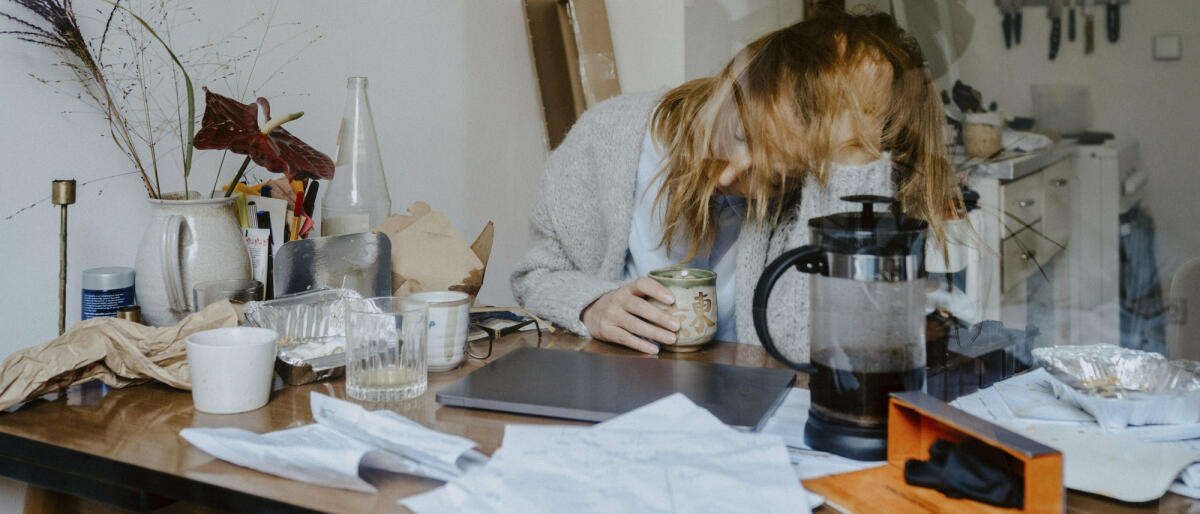 Verzweifelte Frau am Schreibtisch im Homeoffice ©  Maskot / Getty Images