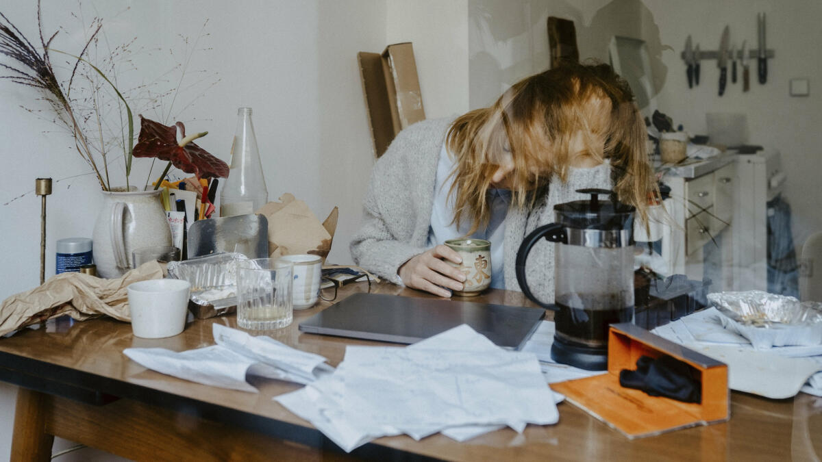 Verzweifelte Frau am Schreibtisch im Homeoffice ©  Maskot / Getty Images