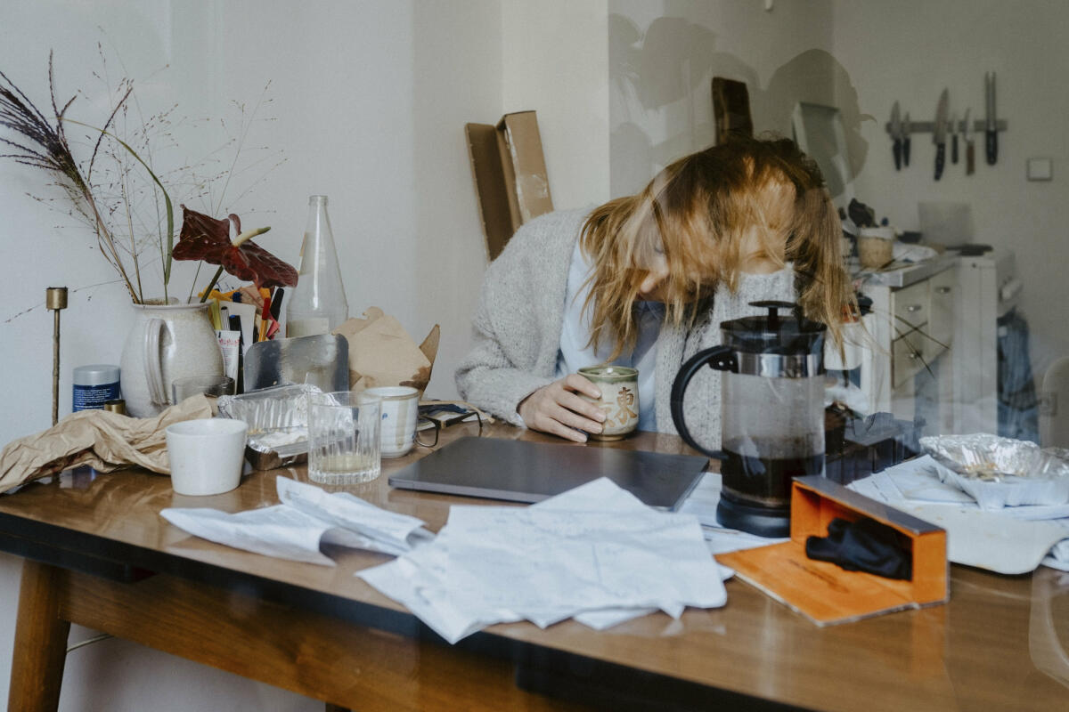 Verzweifelte Frau am Schreibtisch im Homeoffice ©  Maskot / Getty Images