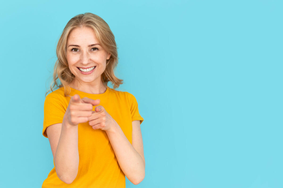 Web-Banner-Ansicht einer aufgeregten Frau, die in die Kamera blickt und mit dem Zeigefinger gestikuliert, auf blauem Copy Space Hintergrund © brizmaker / Getty Images