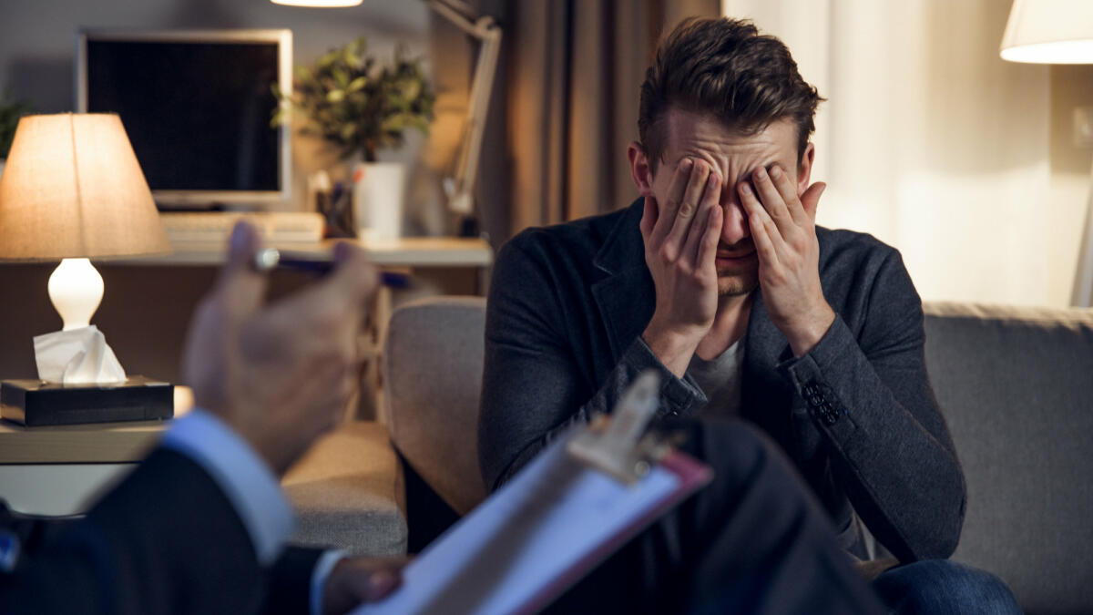 Mann im Anzug vergräbt das Gesicht in den Händen © D-Keine / Getty Images