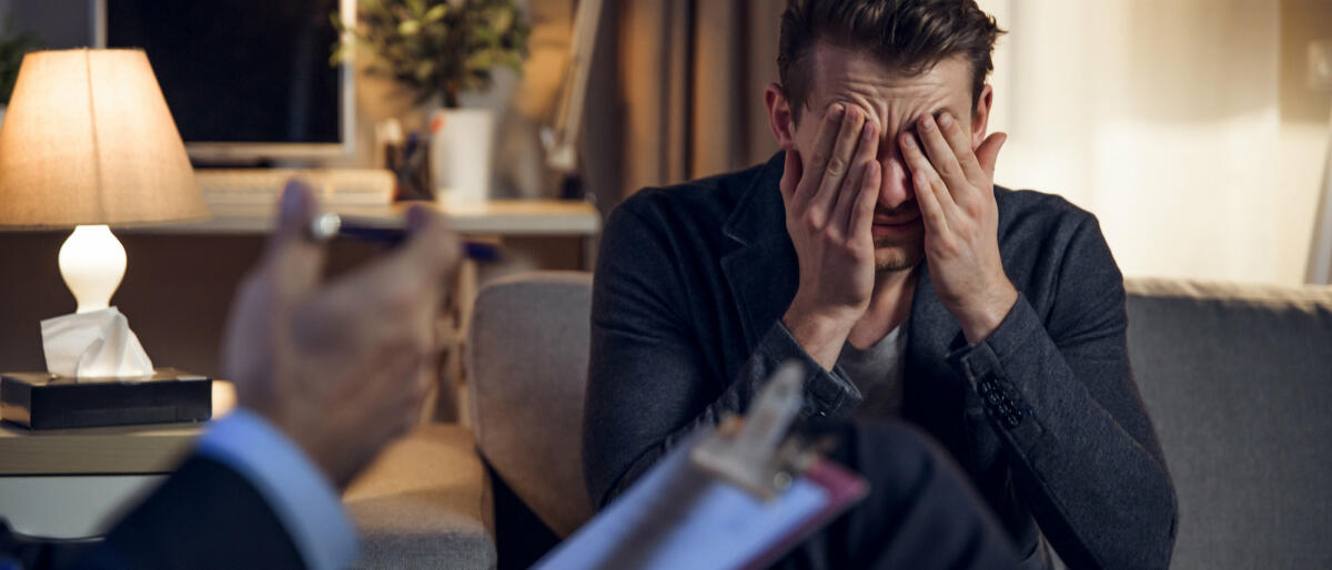 Mann im Anzug vergräbt das Gesicht in den Händen © D-Keine / Getty Images