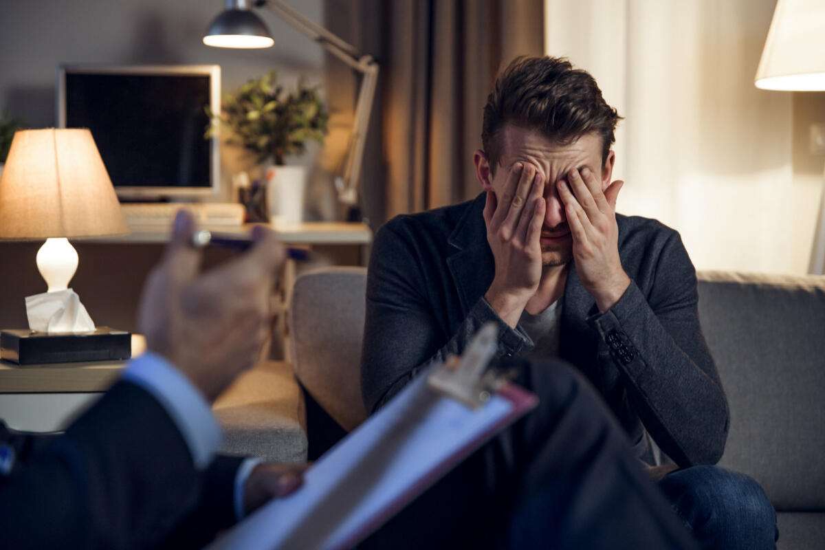 Mann im Anzug vergräbt das Gesicht in den Händen © D-Keine / Getty Images