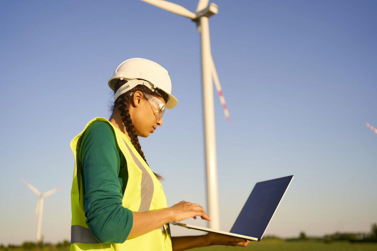 Ingenieurin beim Aufbau einer Windkraftanlage ©  Andriy Onufriyenko / Getty Images 