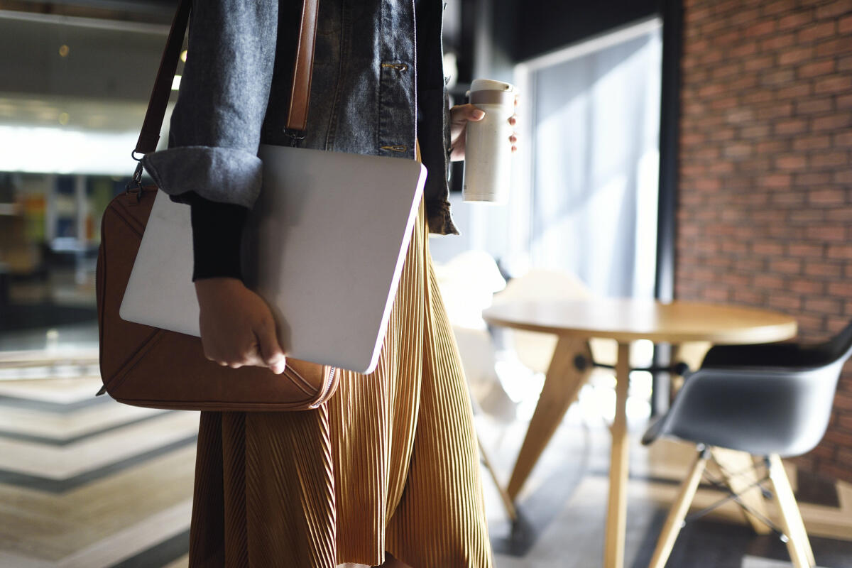 Frau kommt zurück ins Büro © Carlina Teteris / Getty Images 