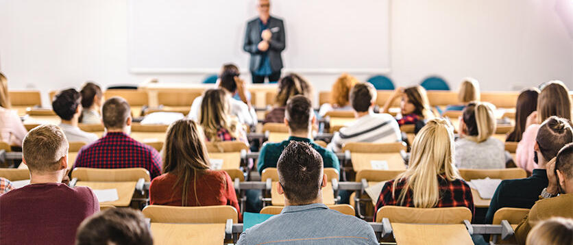 Professor steht vor vollem Hörsaal  © skynesher / Getty Images