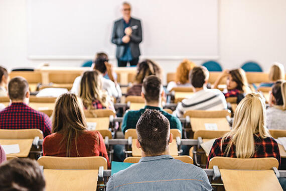 Professor steht vor vollem Hörsaal  © skynesher / Getty Images