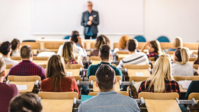 Professor steht vor vollem Hörsaal  © skynesher / Getty Images