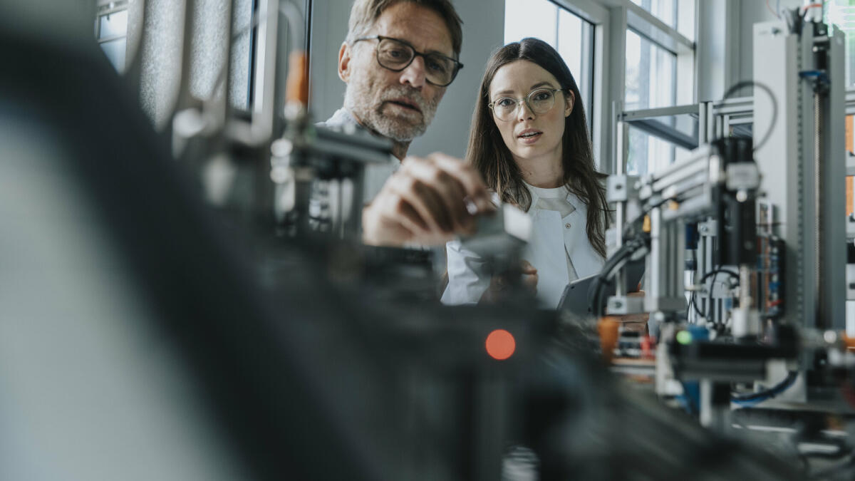 Ein männlicher und eine weibliche Wissenschaftlerin am arbeiten im Labor. © Westend61/ Getty Images