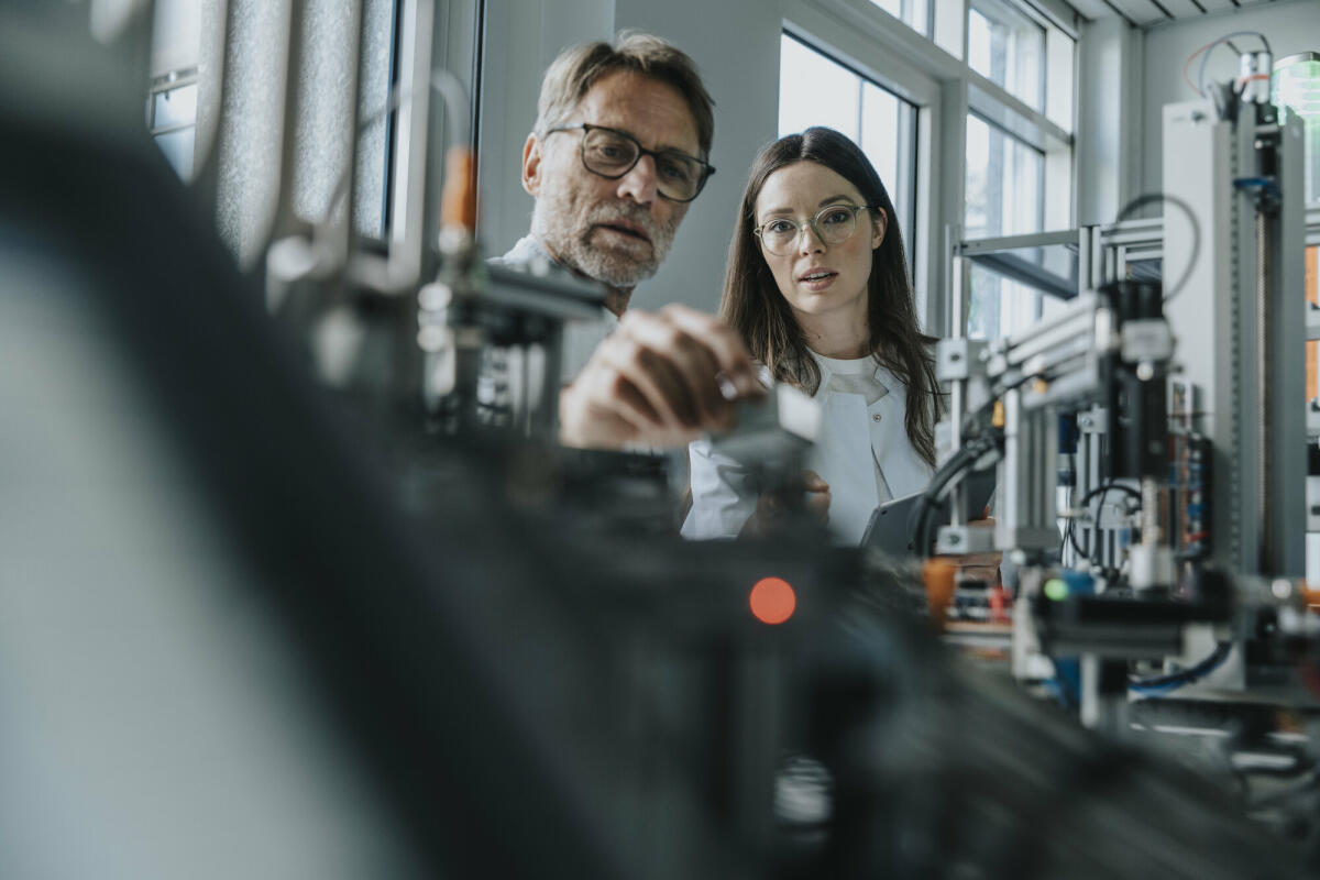 Ein männlicher und eine weibliche Wissenschaftlerin am arbeiten im Labor. © Westend61/ Getty Images