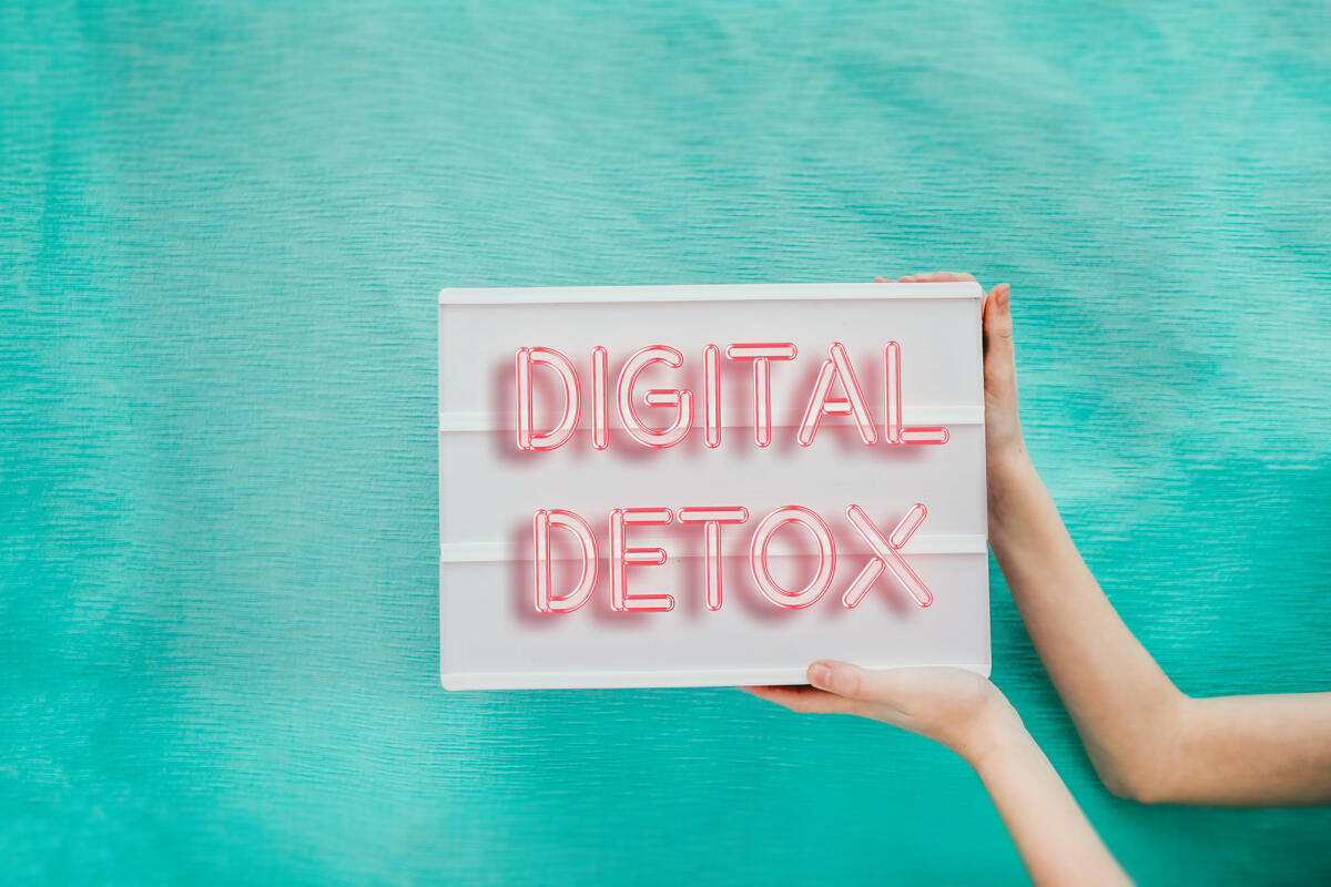 Hand hält Banner mit "Digital Detox" © Carol Yepes / Getty Images