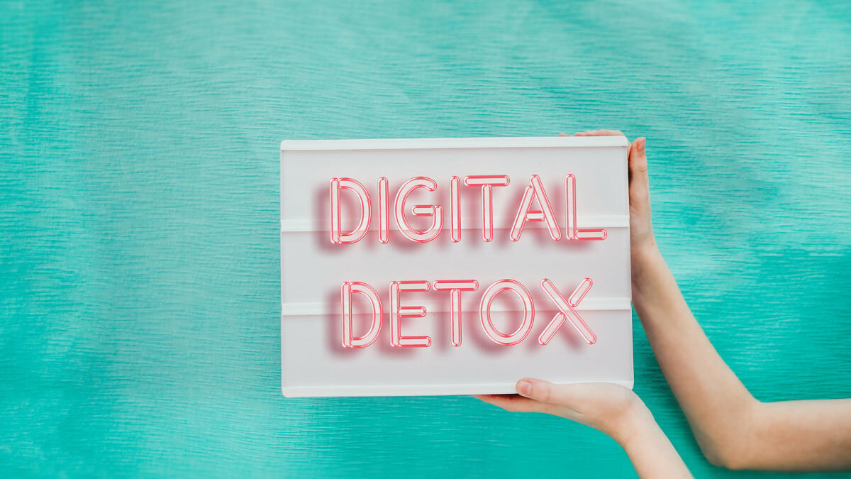 Hand hält Banner mit "Digital Detox" © Carol Yepes / Getty Images