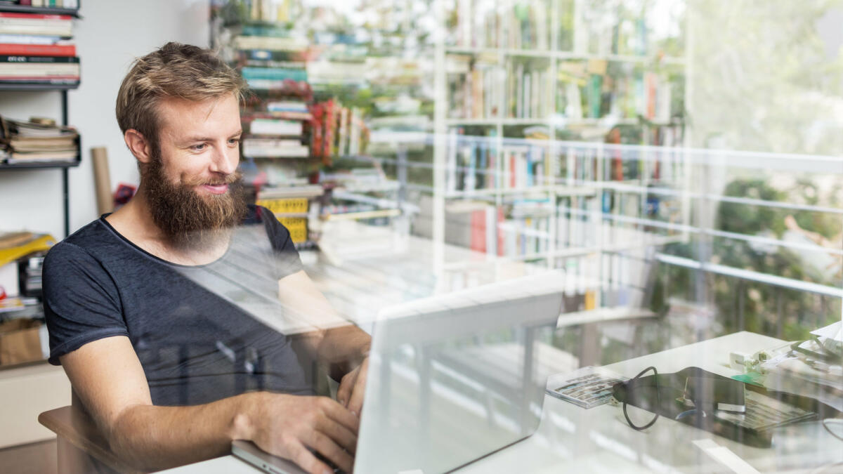 Junger Mann sitzt vor Laptop © Hinterhaus Productions / Getty Images