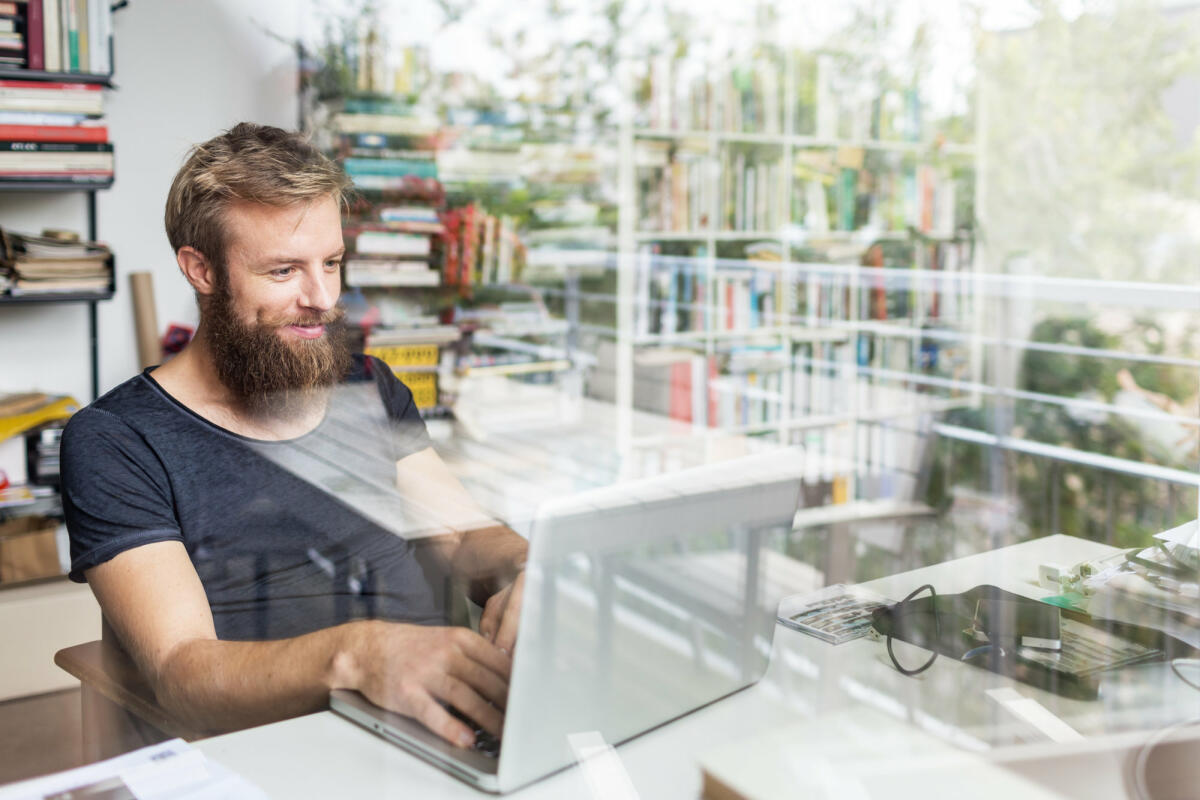 Junger Mann sitzt vor Laptop © Hinterhaus Productions / Getty Images