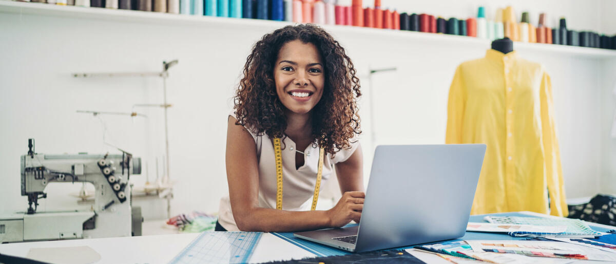 Modedesigner bei der Arbeit im Atelier. © pixelfit/ Getty Images