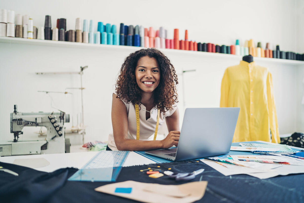 Modedesigner bei der Arbeit im Atelier. © pixelfit/ Getty Images