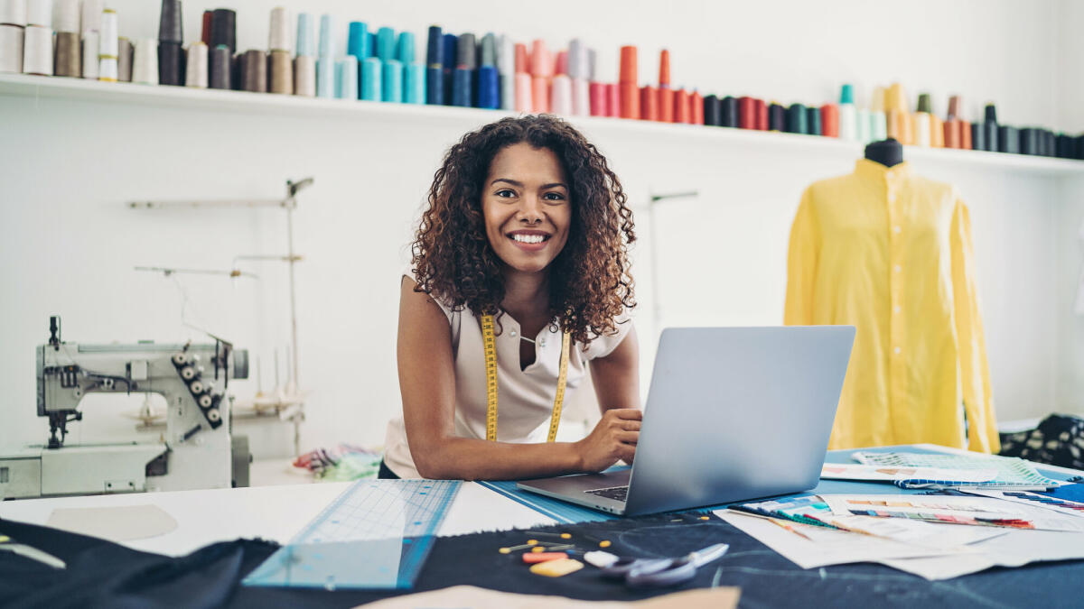 Modedesigner bei der Arbeit im Atelier. © pixelfit/ Getty Images