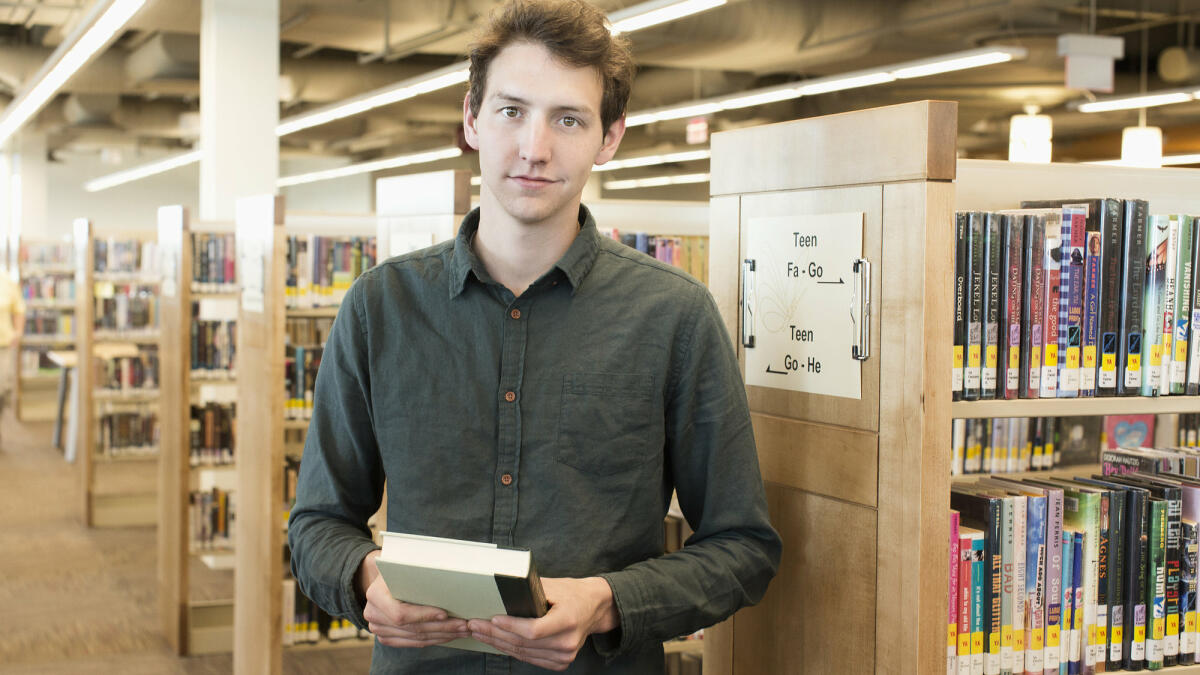 Bibliothekar, der ein Buch hält © Hill Street Studios / Getty Images