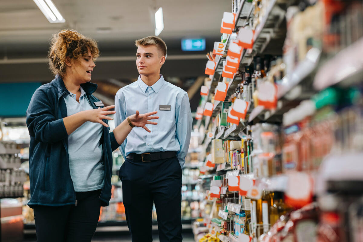 Filialleiter bei der Ausbildung eines jungen Mitarbeiters. Supermarktleiter bei der Ausbildung eines Auszubildenden © Getty Images/ 	jacoblund