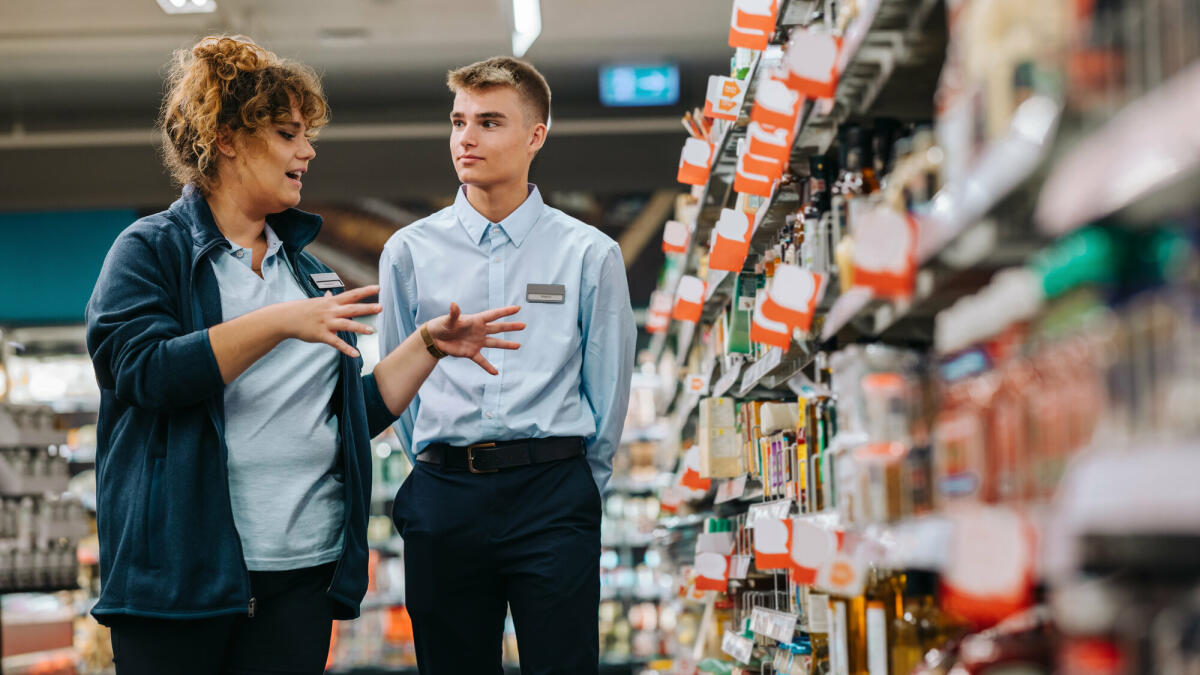 Filialleiter bei der Ausbildung eines jungen Mitarbeiters. Supermarktleiter bei der Ausbildung eines Auszubildenden © Getty Images/ 	jacoblund