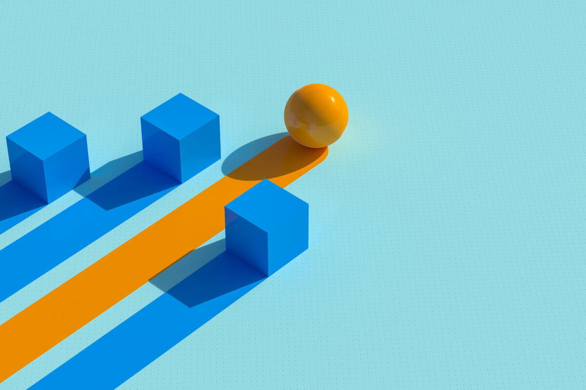 Erfolgreiche Strategie im Geschäftskonzept. Die runde Kugel bewegt sich schneller als die Quadrate. &copy; GOCMEN / Getty Images