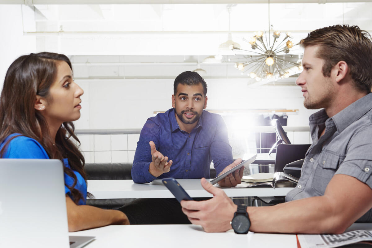 Ein Mediator schlichtet einen Streit zwischen einem Mann und einer Frau.  &copy; Keith Person / Getty Images